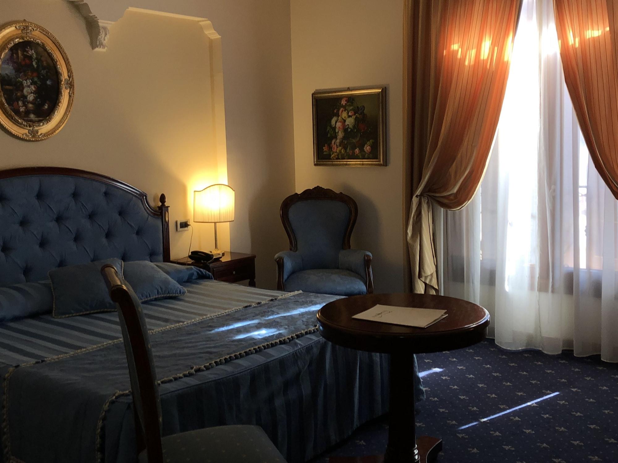 Grand Hotel Palace マルサラ エクステリア 写真 A room at the hotel
