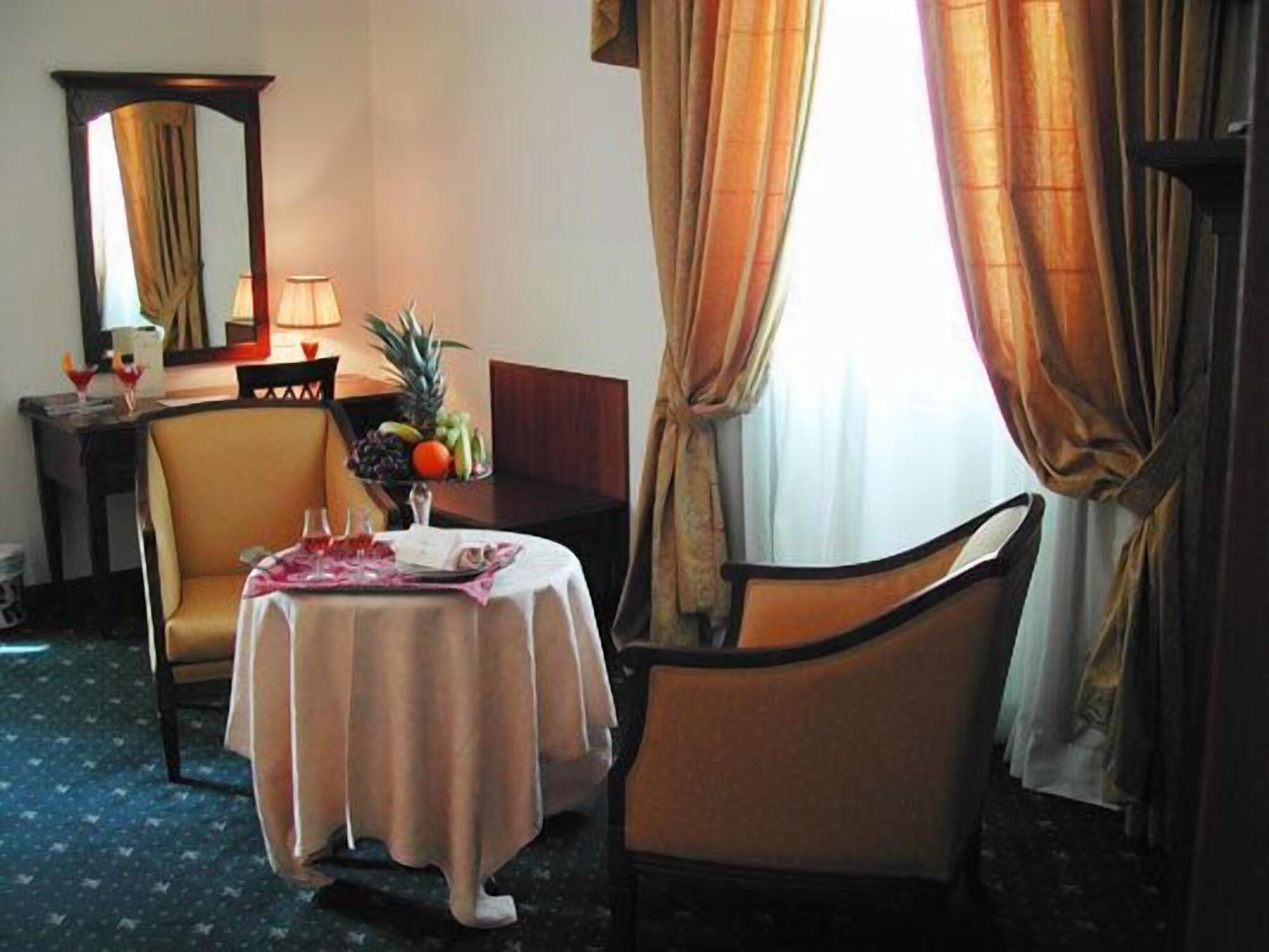 Grand Hotel Palace マルサラ エクステリア 写真 A suite at the hotel