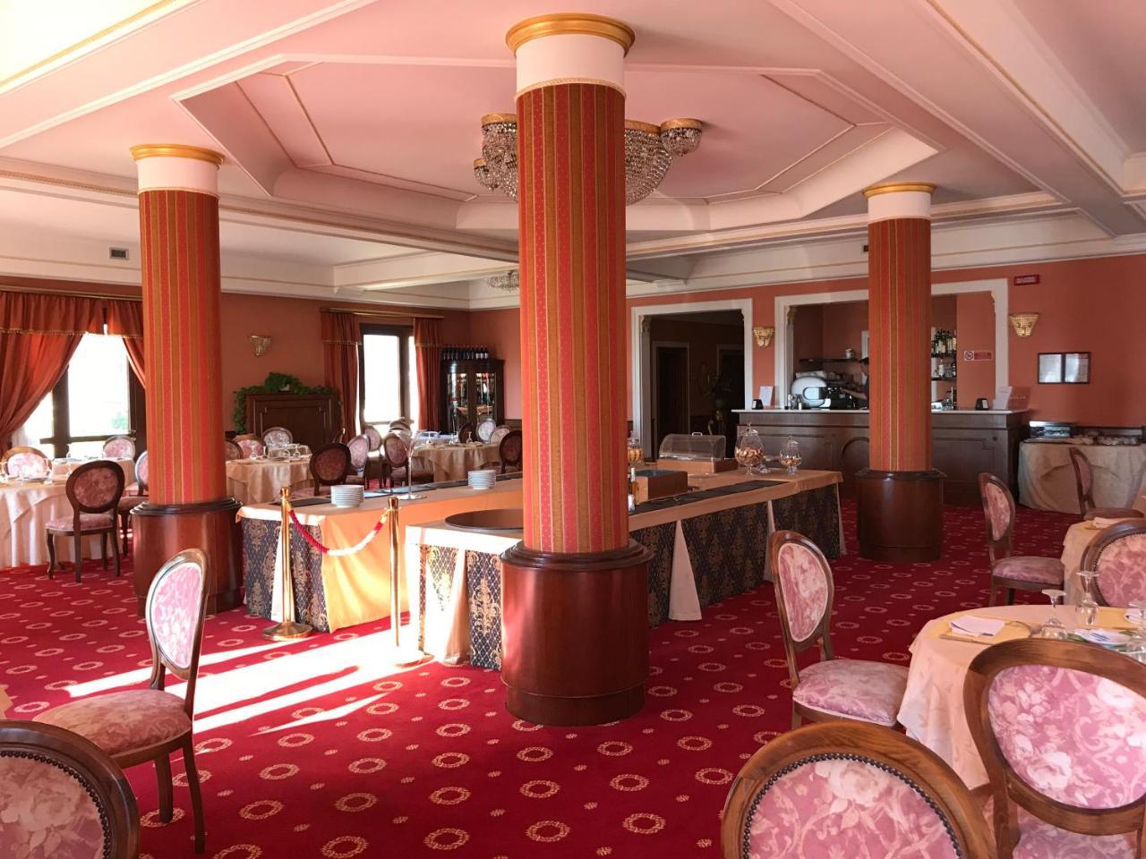 Grand Hotel Palace マルサラ エクステリア 写真 Interior of a restaurant
