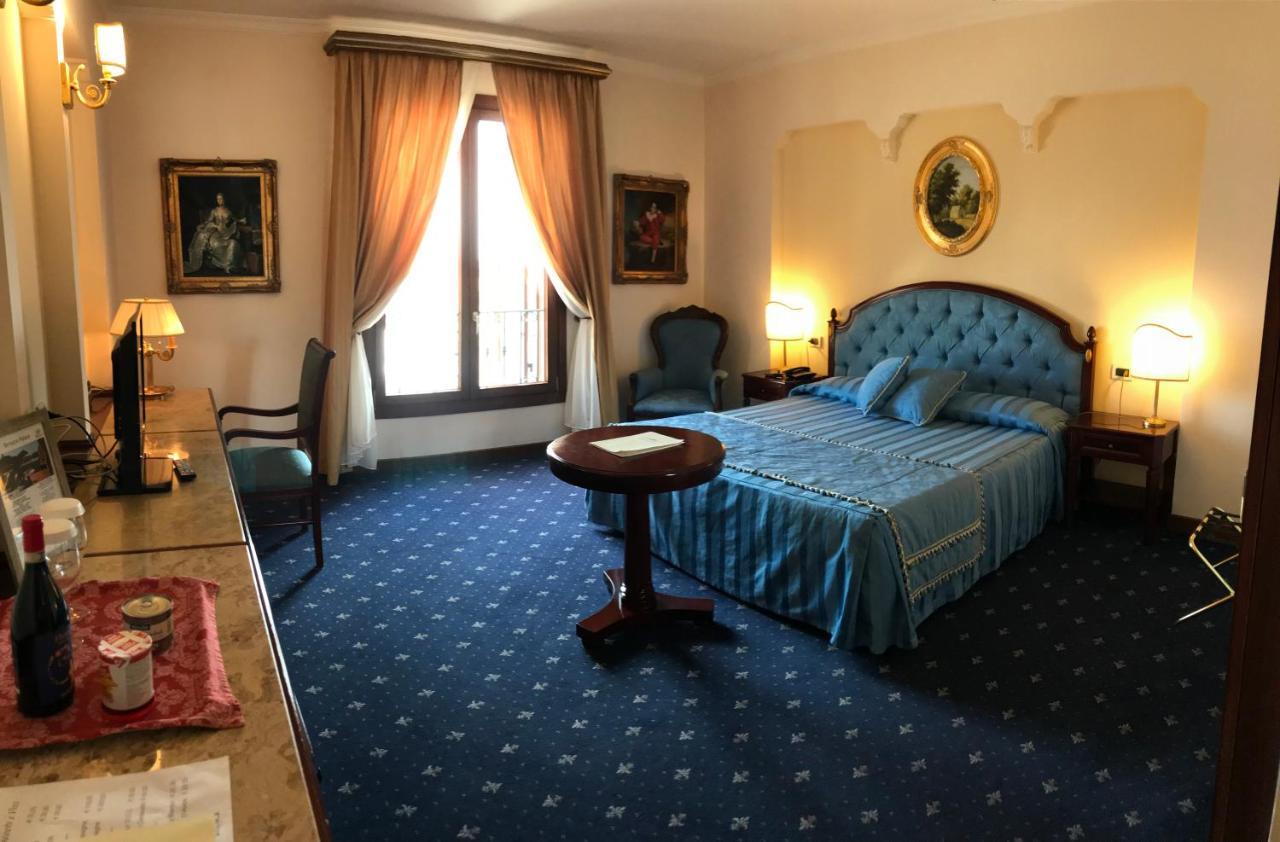 Grand Hotel Palace マルサラ エクステリア 写真 A room at the hotel